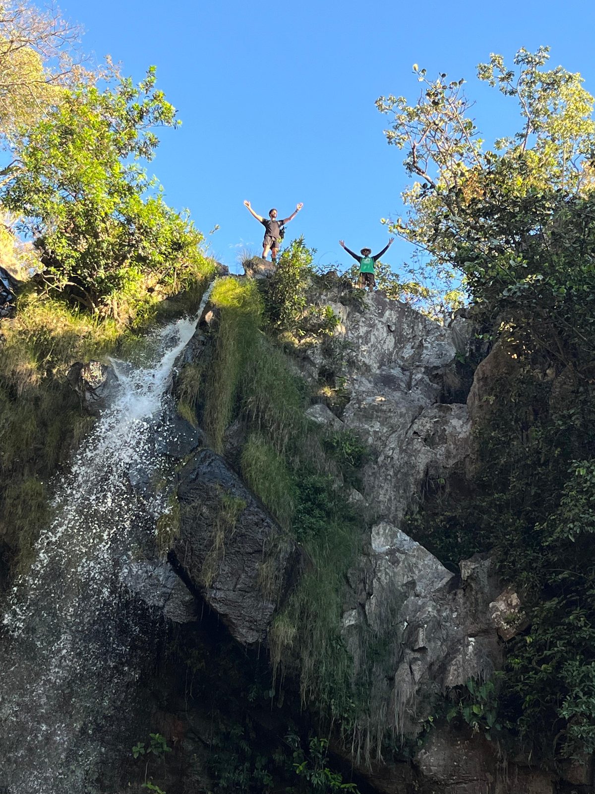 Aurélio e Nícolas no alto de uma cachoeira da Chapada dos Veadeiros